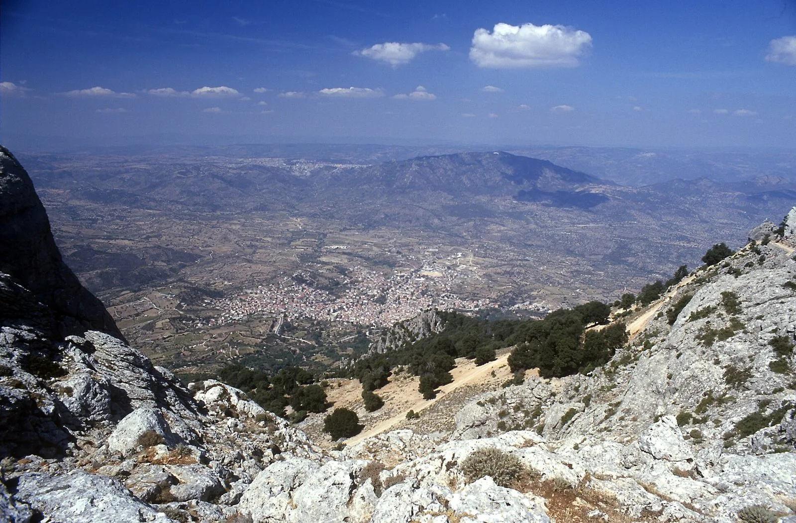Il paese di Oliena visto dall'alto delle montagne del Supramonte, con la pianura e le colline della Barbagia sullo sfondo