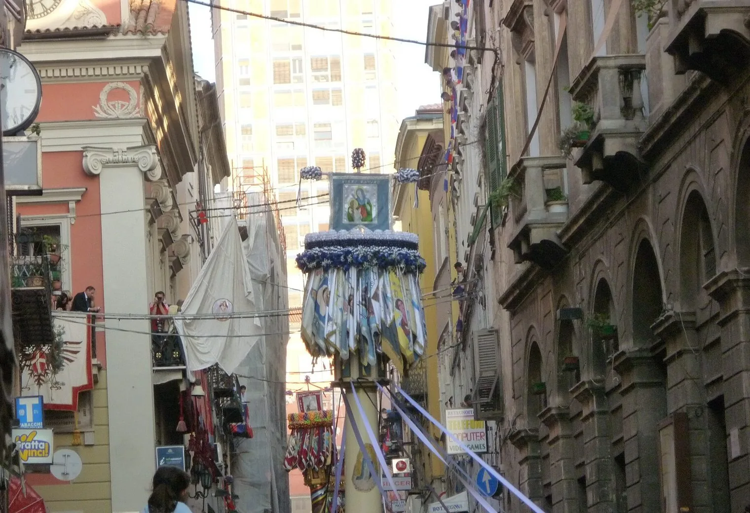 Un candeliere decorato con nastri e bandierine portato in processione lungo il corso di Sassari durante la Faradda