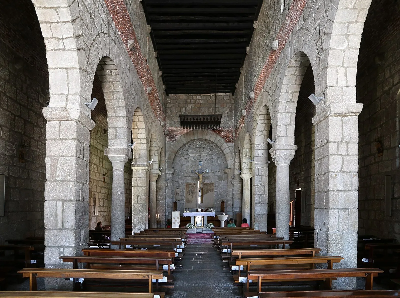 L'interno della basilica di San Simplicio a Olbia, con le tre navate divise da archi in granito e il soffitto in legno
