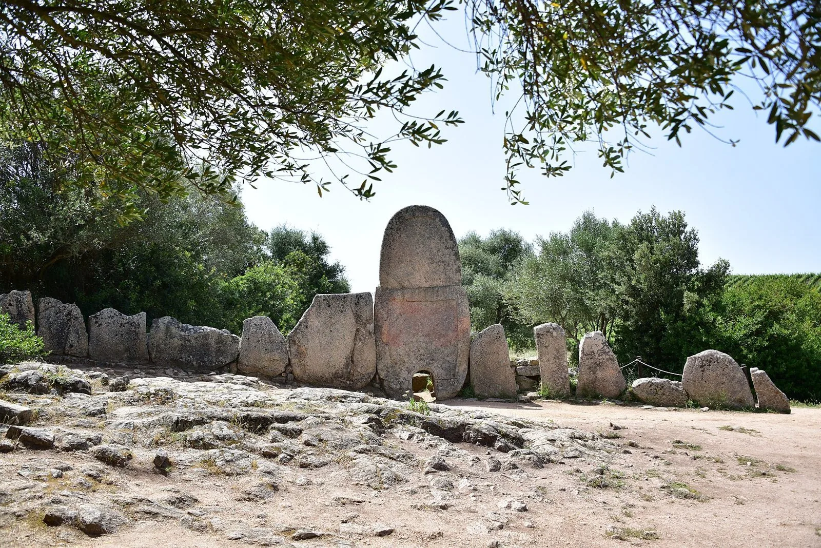 La tomba dei giganti di Coddu Vecchiu ad Arzachena, con la grande stele centinata in granito al centro dell'esedra
