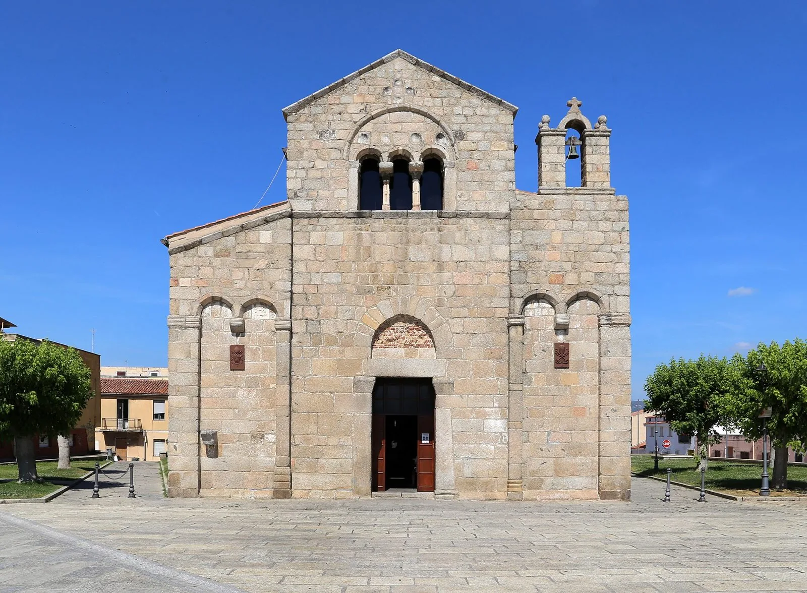 La facciata in granito della basilica romanica di San Simplicio a Olbia, con trifora e campanile a vela