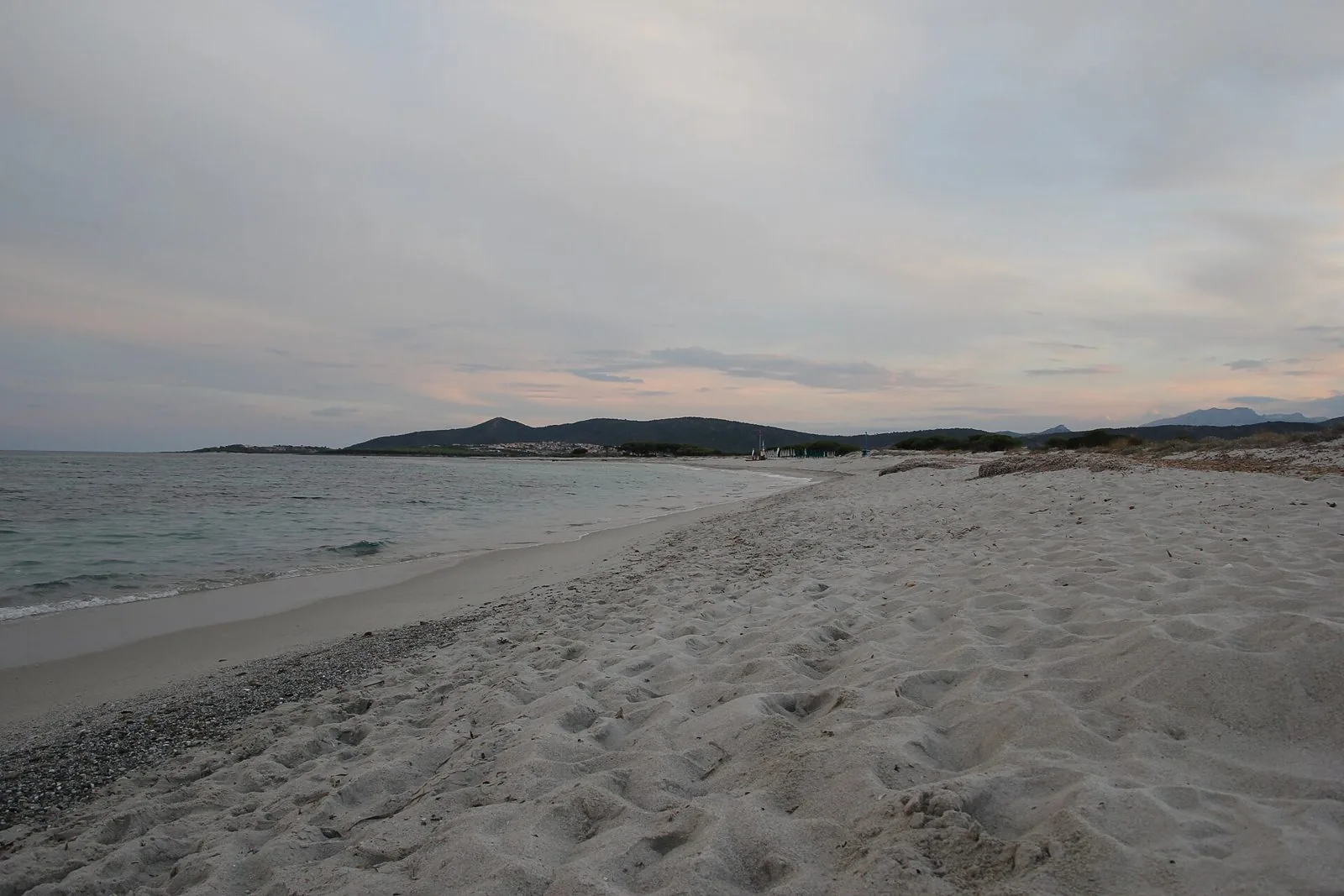 Sabbia chiara e battigia della spiaggia di Li Cucutti a Budoni, nel nord-est della Sardegna, al tramonto